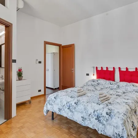 Oltretorrente Ampio Con Balconi Διαμέρισμα *